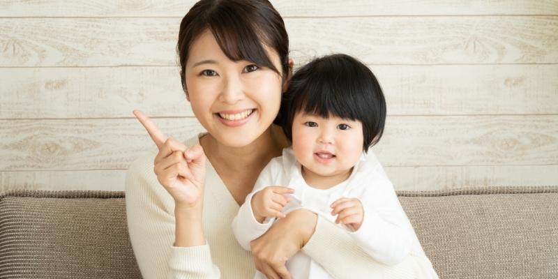 Chiêm bao thấy mình bế một bé gái đang cười tươi