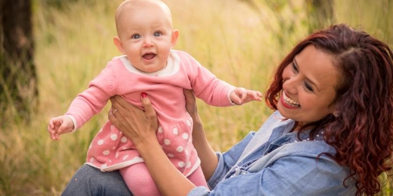 Nằm mơ thấy bế em bé gái cười rạng rỡ