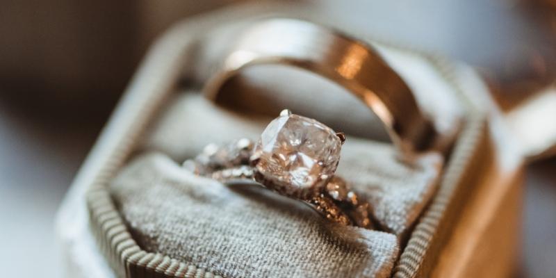 Giấc mơ nhận nhẫn cưới mang lại niềm vui