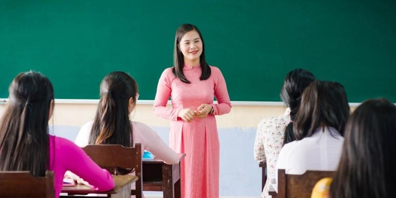 Nằm mơ thấy gặp lại thầy cô cũ là biểu tượng của tri thức
